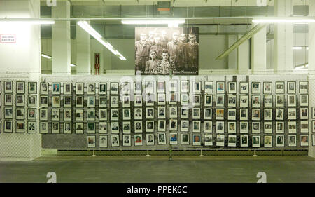 Memorial im Bunker der Welfenkaserne in Landsberg am Lech. Der Bunker wurde von KZ-Häftlingen errichtet. Das Bild zeigt Fotos von KZ-Häftlingen. Stockfoto