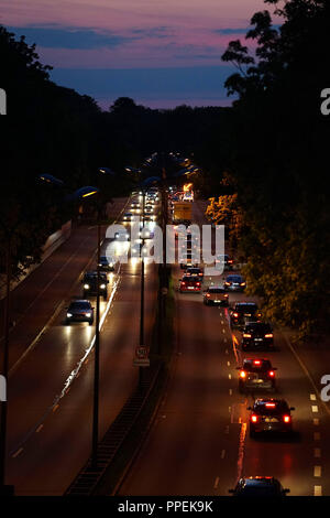 Autos auf dem Mittleren Ring zwischen den Tunnel am Effnerplatz in Richtung Schwabing und die dietlindenstrasse in der Abenddämmerung. Stockfoto