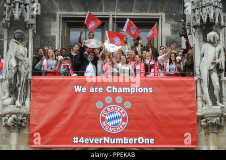 Die Mannschaft des FC Bayern Muenchen an der Meisterschaft Feier auf dem Rathaus Balkon auf dem Marienplatz. Die Männer und die Frauen ihre WM-Titel feiern. Stockfoto