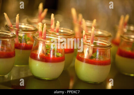 Dessert am SZ Gourmet Award 2016 im Gloria Palast in München. Stockfoto