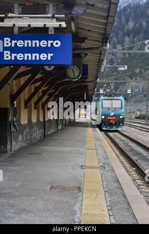 Ein Zug von Trenitalia am Bahnhof auf der italienischen Seite der Brenner. Stockfoto