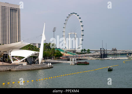 Der Singapore Flyer Riese Big Wheel touristische Attraktion von Marina Bay in der Innenstadt von Singapur Republik Singapur Asien Stockfoto