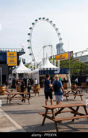 Das große Rad genannt Singapore Flyer zusammen mit Pit Grandstand bei Formel 1 Grand Prix 2018 in Singapur Republik Singapur Asien Stockfoto