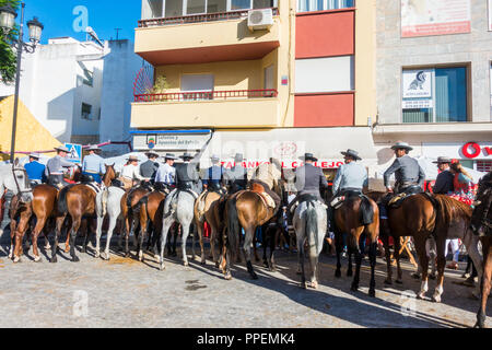 Pferde und Reiter aufgereiht an der Bar, während der jährlichen Pferd Tag. Fuengirola, Andalusien, Spanien. Stockfoto