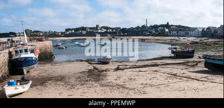 Rund um die Scilly-Inseln - Boote, die am Hugh Town Harbour, St Mary's, aus dem Wasser gefesselt sind Stockfoto