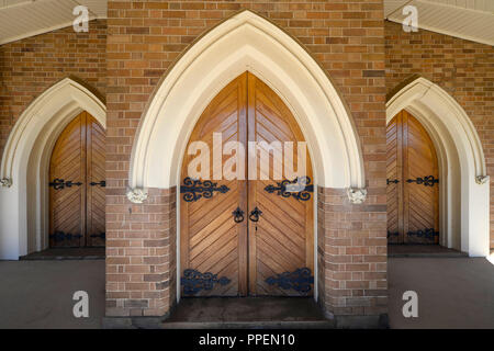 Unionskirche, inverell, Trinity der gotischen gewölbten Eingangstüren Stockfoto