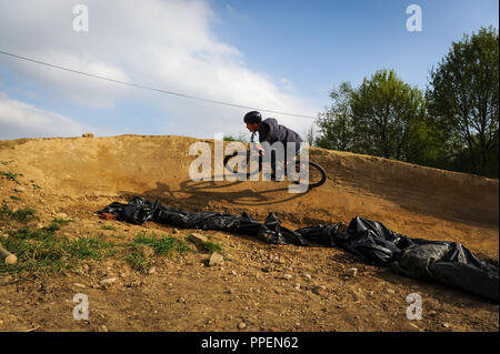 Biker in den Schmutz Park der club Tretlager im Fideliopark auf Salzsenderweg in Bogenhausen-Johanniskirchen. Stockfoto