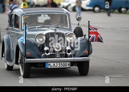 Ein Oldtimer, mit britischen und Bayerische Fahne am 11 Classic Car Meeting des Automobil Club München (ACM), die erfolgt parallel zum Frühlingsfest auf der Theresienwiese. Stockfoto