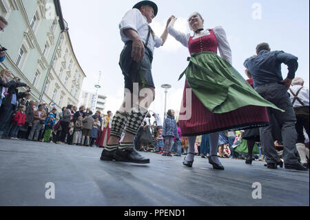 Volkstänzer am Maibaum Festival am Hans-Mielich Platz in Untergiesing. Stockfoto