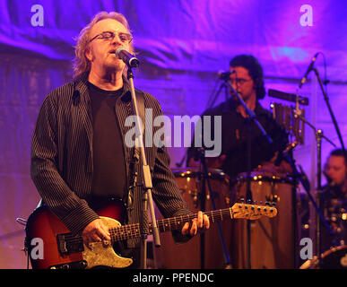 Konzert während der KZ-Sommer Musik Festivals. Die italienische Sängerin Umberto Tozzi in einer Performance In der KZ-Musik Sommer im Innenhof des Schloss Dachau. Stockfoto