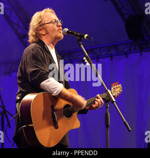 Konzert während der KZ-Sommer Musik Festivals. Die italienische Sängerin Umberto Tozzi in einer Performance In der KZ-Musik Sommer im Innenhof des Schloss Dachau. Stockfoto