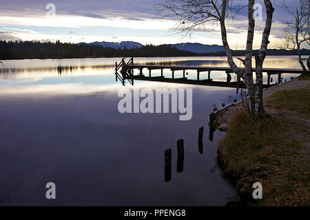 Föhn Stimmung am Kirchsee in der Gemeinde Sachsenkam. Stockfoto