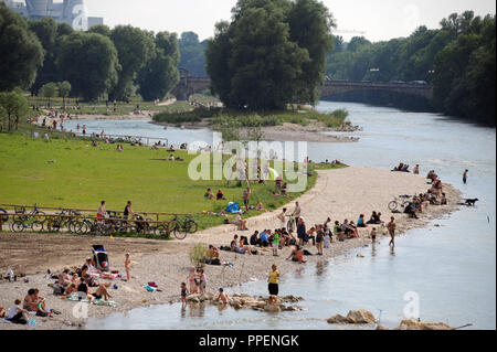 Renaturierung der Isar in München: badegäste zwischen der Reichenbachbrücke und der Wittelsbacher Brücke, die letzte Renaturierung Abschnitt. Stockfoto