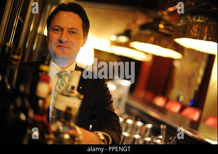 Bar Manager Ewald Stromer in der Bar des Four Seasons Hotel in der Maximilianstraße. Stockfoto