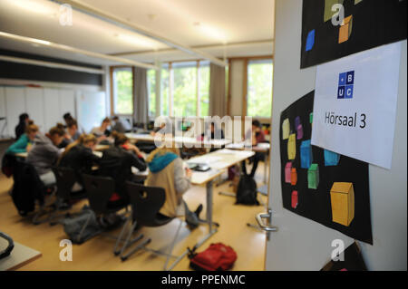 Studenten aus dem Großraum München verbringen Sie die Osterfeiertage in einer ein- bis zweiwöchigen Abitur vorbereitenden Seminar von einem privaten Betreiber im Schullandheim (ländliche Schule Studentenwohnheim in Waldkraiburg). Stockfoto