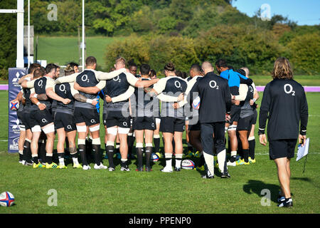 England Spieler treffen sich in einer Unordnung im Laufe der Fortbildung in Clifton Rugby Club, Bristol. Stockfoto