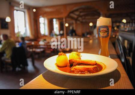 Schweinebraten und Weißbier im bayerischen Restaurant 'Landlust im Reitsberger Hof" in der Baldhamer Straße 99 85591 Vaterstetten. Stockfoto