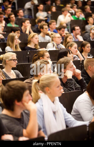 Studenten im ersten Studienjahr in Volkswirtschaftslehre (VWL), die während einer 'Microeconomics I" Vortrag im großen Physik Halle im Hauptgebäude der Ludwig-Maximilians-Universität (LMU) Geschwister-Scholl-Platz 1. Stockfoto