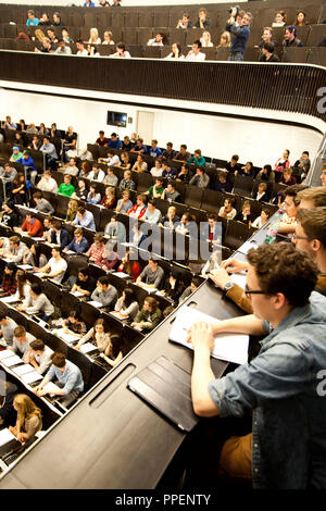 Studenten im ersten Studienjahr in Volkswirtschaftslehre (VWL), die während einer 'Microeconomics I" Vortrag im großen Physik Halle im Hauptgebäude der Ludwig-Maximilians-Universität (LMU) Geschwister-Scholl-Platz 1. Stockfoto