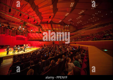 Während der Aktionstag "Der Gasteig brummt" sind rund 60 Konzerte, Workshops und Vorführungen für Kinder und Jugendliche unter dem Motto Sounds aus der ganzen Welt angeboten" im Kulturzentrum Gasteig und die Philharmonie. Auf dem Bild die Perkussionisten der Münchner Philharmoniker: Zisch, Krach, Bumm... Click here for is also wurde auf die Ohren! (Bing Bang Boom... Hier ist etwas für die Ohren!). Der Schlagzeuger der Philharmoniker gehen auf eine musikalische Reise. Stockfoto