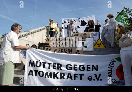 Atomkraftgegner und die Mutter gegen Atomkraft (Mütter gegen Atomkraft) Protest gegen die Eröffnung der neuen Neutronen Quelle FRM-II der Technischen Universität München. Stockfoto