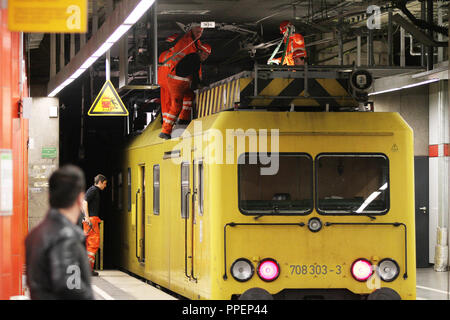 Die Techniker der Deutschen Bahn Reparatur eines defekten Oberleitung auf der Amtsleitung am Münchner Hauptbahnhof, was zu erheblichen Störungen in der S-Bahn geführt hat. Stockfoto