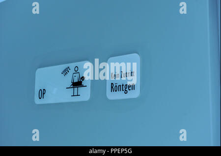 Schilder mit der Aufschrift "OP" und "Kein Eintrag - X-Ray" in der tierärztlichen Praxis in der Tierpark Hellabrunn in München. Stockfoto