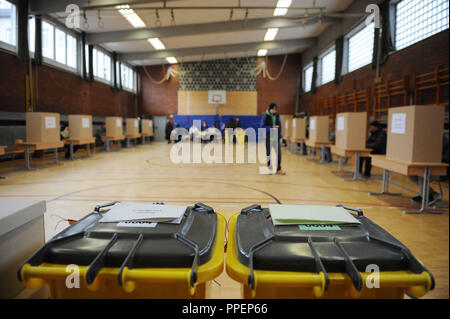 Gelbe Urnen im Wahllokal an der Grundschule in der Plinganserstrasse in Sendling. Stockfoto