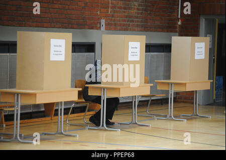Wahllokale im Wahllokal an der Grundschule in der Plinganserstrasse in Sendling. Stockfoto