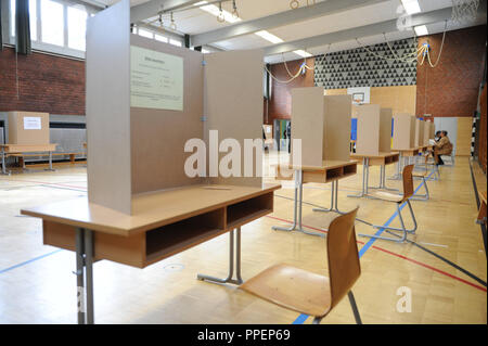 Wahllokale im Wahllokal an der Grundschule in der Plinganserstrasse in Sendling. Stockfoto