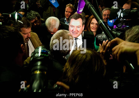 Die Kommunalwahlen 2014 in München: Joseph Schmidt (Mitte), Bürgermeisterkandidat der CSU wird von Vertretern der Medien auf den Wahlabend im Büro der Kreisverwaltung Behörde in der poccistrasse umgeben. Hinter ihm, seine Frau Natalie. Stockfoto