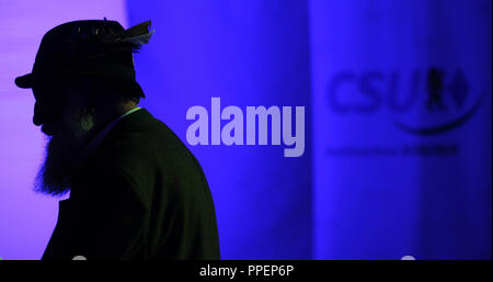 Eine Partei Unterstützer im Bayerischen Kleidung bei der CSU Wahlparty im postpalast "anlässlich der Kommunalwahlen 2014 in München. Stockfoto