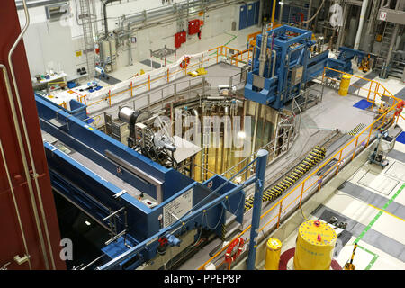 10 Jahre Neutronen Quelle an der Technischen Universität (TU) in Garching bei München. Das Foto zeigt den Reaktor Pool in der Reaktorhalle während regelmäßiger Wartung (10-Jahr Wartung). Stockfoto