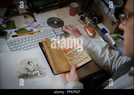 Komponisten und Multi-Instrumentalisten Michael Raab in seiner Musik Antiquariat in der Nähe der Munich Arabellapark, Deutschland. Stockfoto