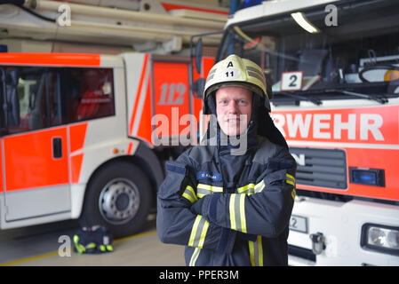 Porträt eines Feuerwehrmann im Operations Center im Feuerwehrfahrzeug Stockfoto