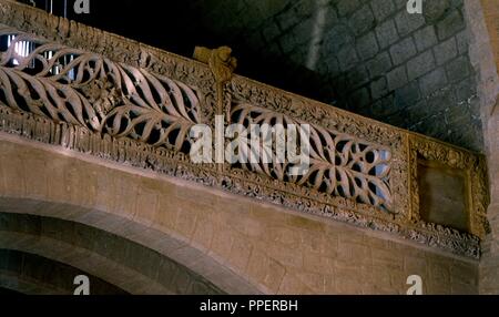 BARANDILLA DE YESERIA GOTICO - FLAMIGERA DEL CORO ALTO DE LA IGLESIA DE SANTA MARIA DE LA CORONA - SIGLO XV/XVI. Ort: Marienkirche. EJEA DE LOS CABALLEROS. Saragossa Zaragoza. Spanien. Stockfoto