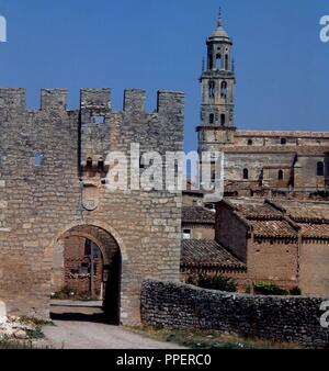 ARCO DE LA MURALLA DE SANTA MARIA DEL CAMPO DEL SIGLO XV CON LA IGLESIA DE NUESTRA SEÑORA DE LA ASUNCIÓN AL FONDO. Lage: an der Außenseite. BURGOS. Spanien. Stockfoto