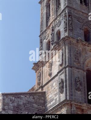 TORRE DE LA GLESIA DE LA ASUNCIÓN DE NUESTRA SEÑORA - SIGLO XVI-RENACIMIENTO Y PLATERESCO ESPAÑOL. Autor: SILOE DIEGO/SALAS JUAN/ANDINO CRISTOBAL. Lage: Iglesia de la Asunción. SANTA MARIA DEL CAMPO. Spanien. Stockfoto