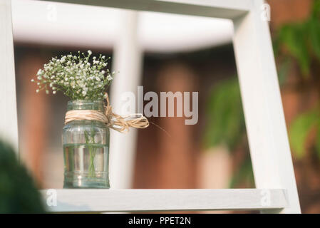 Dekor für Strand weddingflower Einrichtung hotel Lobby. Tabelle Einrichtung, Funktion Einrichtung, Blumenarrangements, Mason jars, frische Blumen Stockfoto