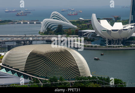 Eines der Esplanade Theater an der Bucht und das Arts Science Museum mit Gärten an der Bucht in Marina Bay Singapur Asien Stockfoto