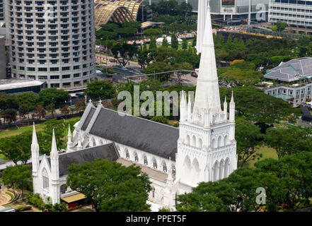 Eine Luftaufnahme von St. Andrew's Cathedral aus dem Peninsula Excelsior Hotel in Singapur Asien Stockfoto