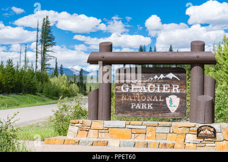 WEST GLACIER, MT - 26. JUNI 2018: Am Eingang zum Glacier National Park, Montana Willkommen Anmelden Stockfoto