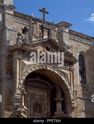 Las MEJORES DE LA PORTADA DE LA IGLESIA DE SANTA MARIA DE LA ASUNCIÓN - SIGLO XVI-EXCOLEGIATA. Lage: Iglesia de Nuestra Señora de la Asunción. Roa. BURGOS. Spanien. Stockfoto