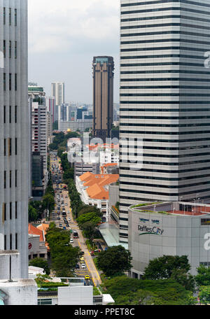 Luftaufnahme von Raffles City Komplex und Raffles Hotel zusammen mit der North Bridge Road vom Dach der Peninsula Excelsior Hotel Singapore Asien Stockfoto