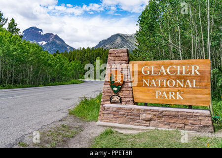 BABB, MT - 26. JUNI 2018: Am Eingang zum Glacier National Park, Montana Willkommen Anmelden Stockfoto