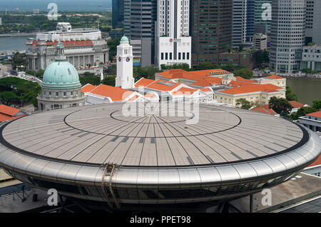 Luftaufnahme des alten und des neuen Obersten Gerichtshofs Gebäude mit Asian Civilisations Museum und das Bankenviertel in der Innenstadt von Singapur Asien Stockfoto