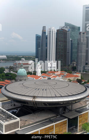 Luftaufnahme des alten und des neuen Obersten Gerichtshofs Gebäude mit Asian Civilisations Museum und das Bankenviertel in der Innenstadt von Singapur Asien Stockfoto