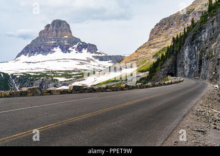 Die Sonne Straße geschnitzt in den Bergen im Glacier National Park, Montana Stockfoto