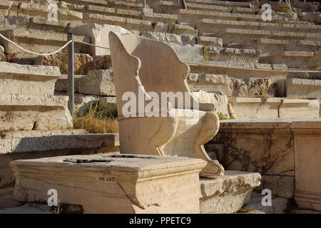 Griechische Kunst. Die Theater des Dionysos. Bei er Nahrung der Akropolis erbaut. (V v. Chr.). Sitze der Ehre. Diese Plätze waren für Richter und digniaries, mit ihren Namen in ihren Sitzen geschnitzten vorbehalten. Athen. Griechenland. Europa. Stockfoto