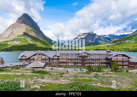 Viele Gletscher, MT - 30. JUNI 2018: Many Glacier Lodge an den Ufern des Swift Current See im Glacier National Park, Montana Stockfoto